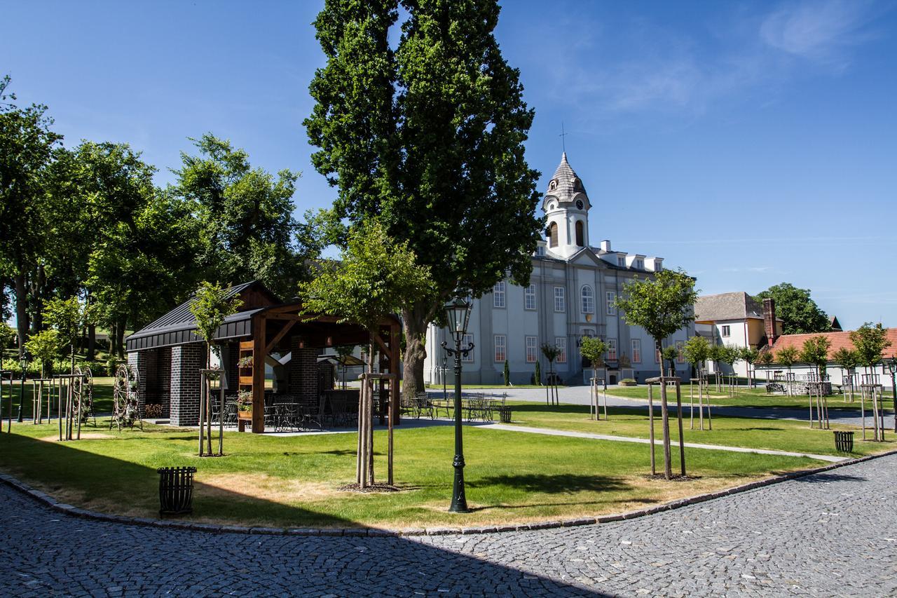 Hotel Panstvi Dlouha Lhota Екстер'єр фото