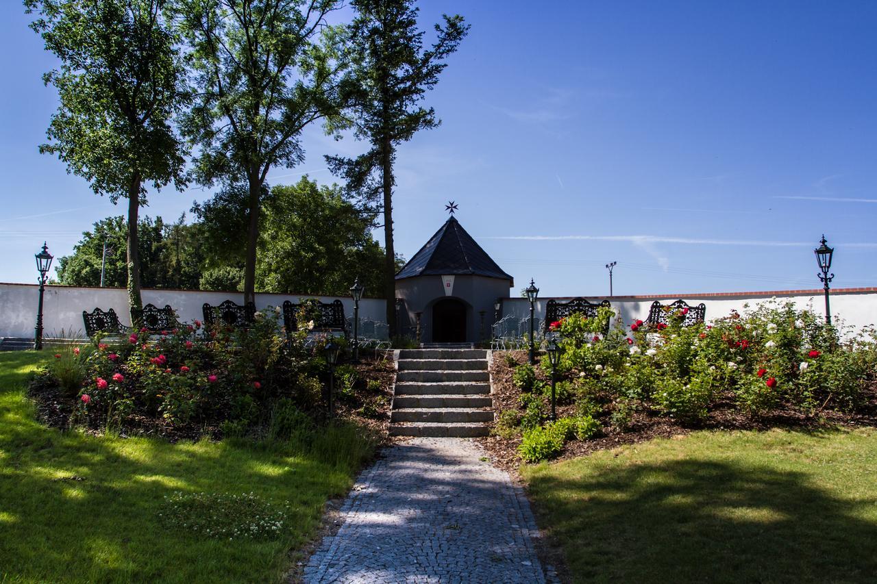 Hotel Panstvi Dlouha Lhota Екстер'єр фото